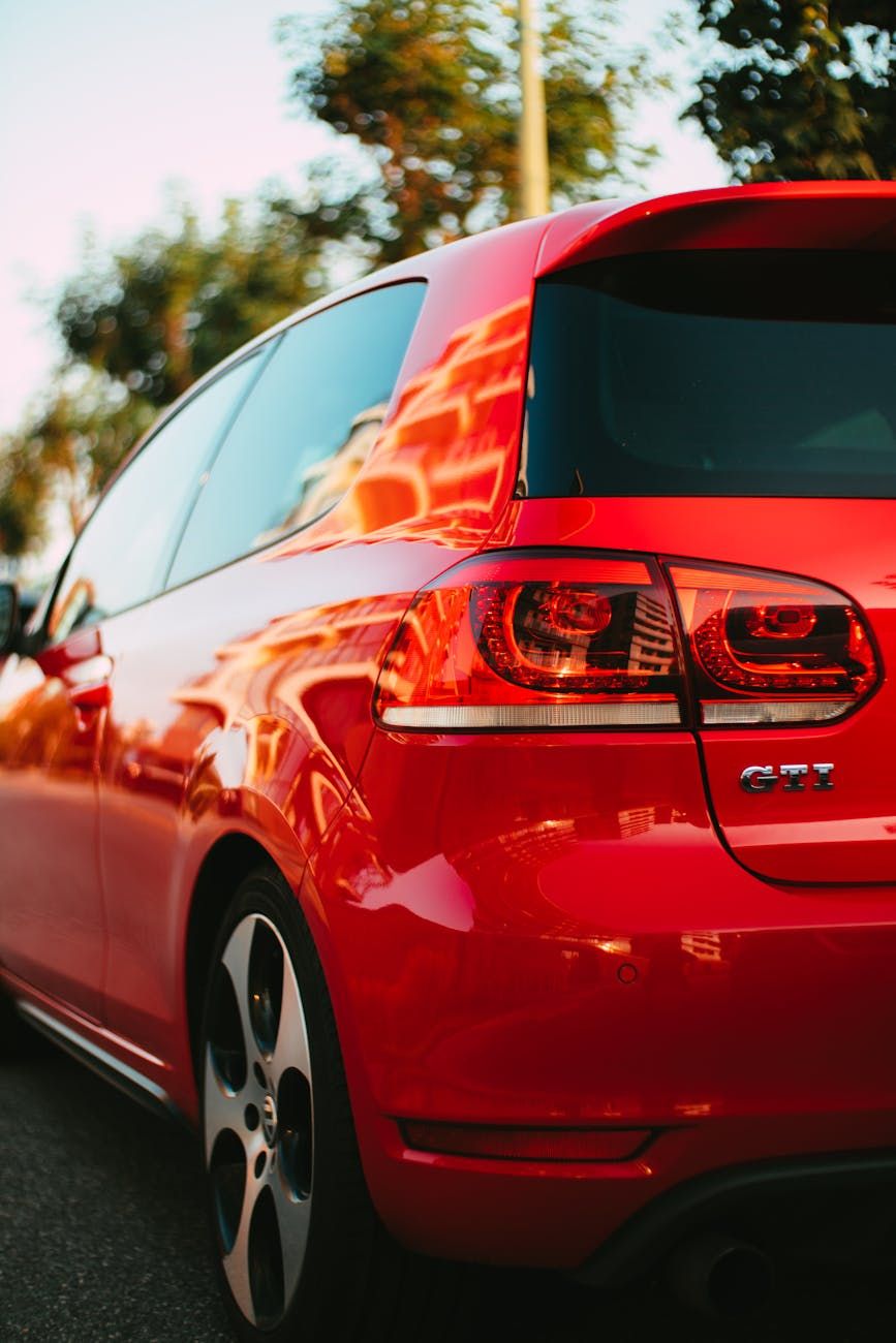 Rotes Heck eines VW Golf GTI mit GTI-Schriftzug im Abendlicht