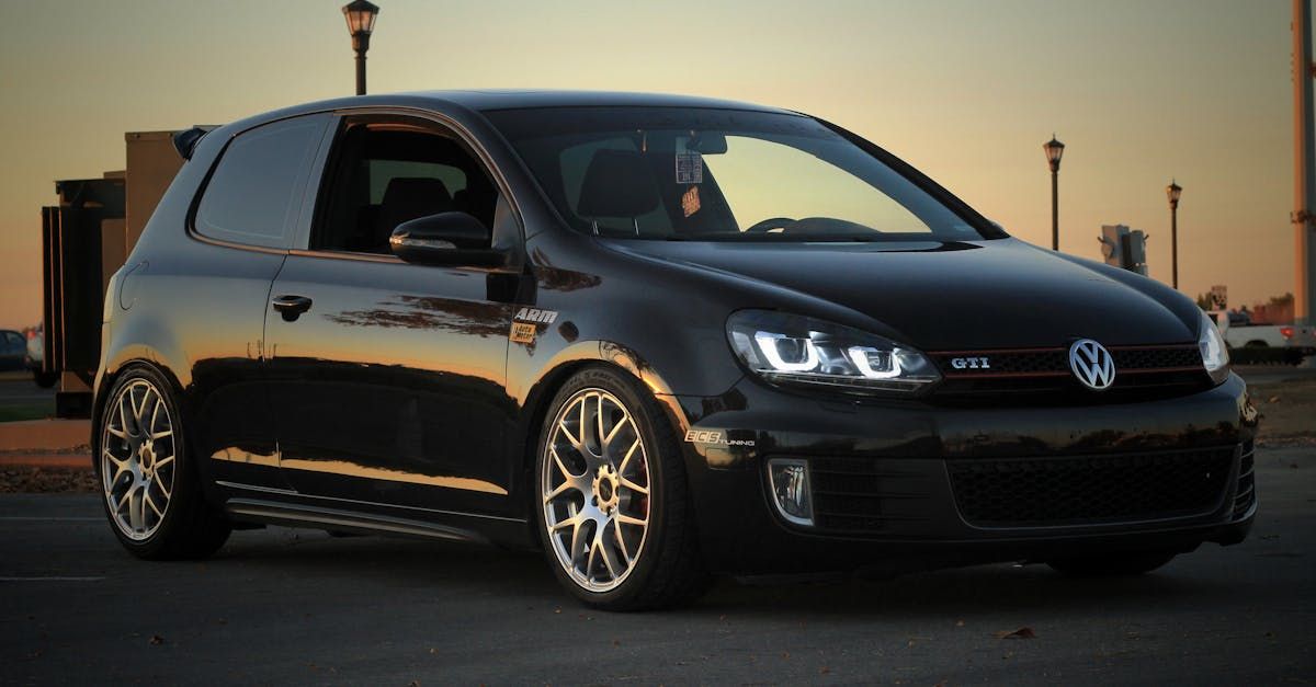 Schwarzer VW Golf GTI im Abendlicht, Dreiviertelansicht von vorn